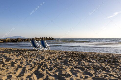 Spiaggia di Castel Volturno con pacco pronto alla spedizione