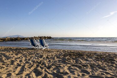 Spiaggia di Castel Volturno con pacco pronto alla spedizione