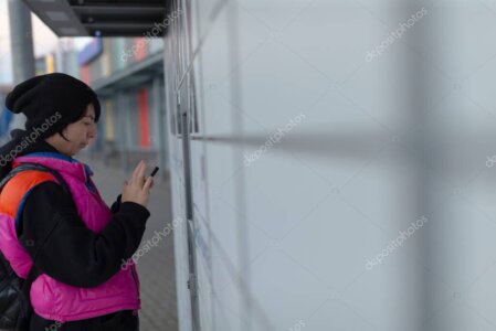 Operatore scansiona il codice per consegnare il pacco al cliente